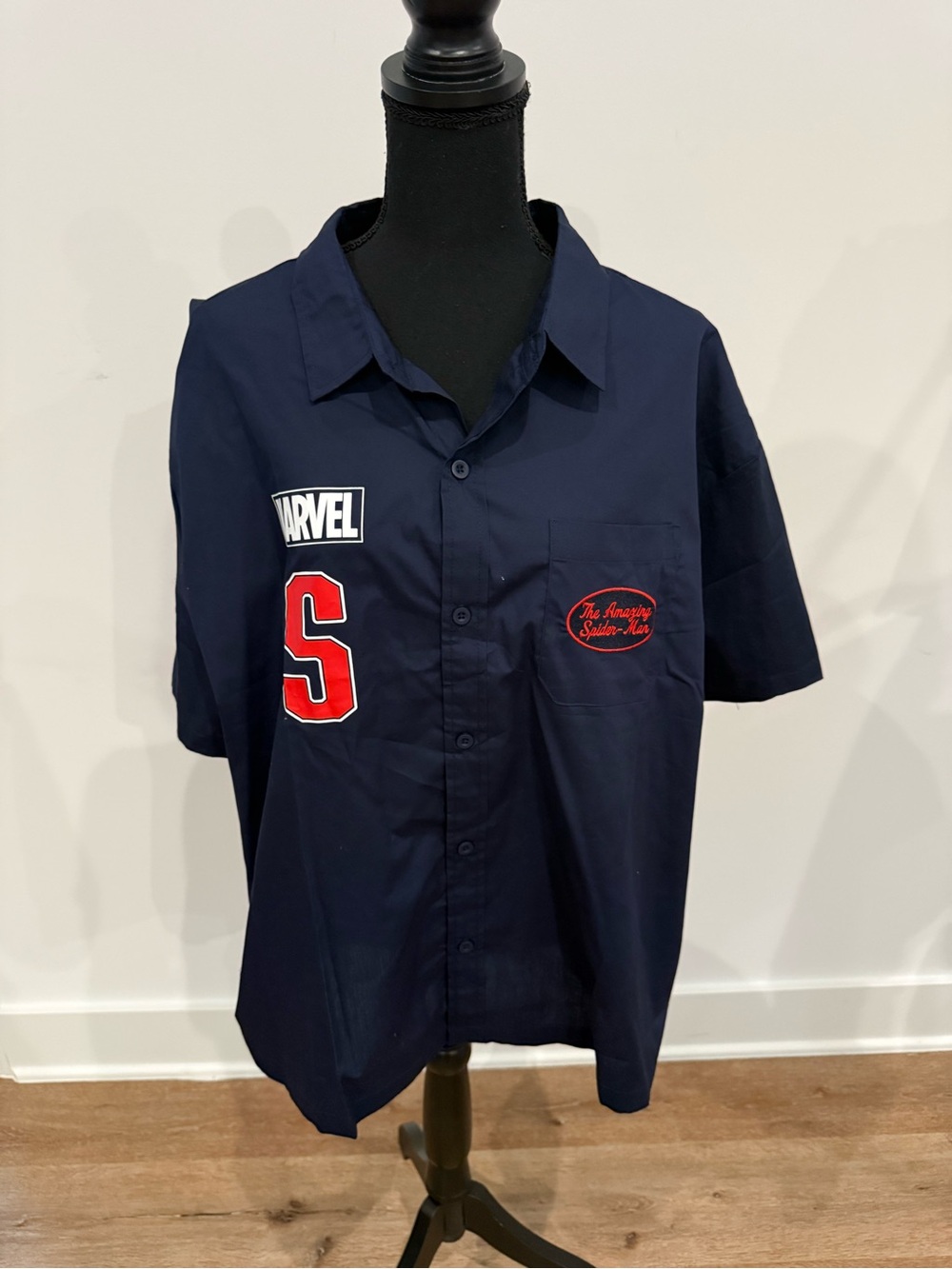 Men’s Disney marvel button down shirt size xl like new condition